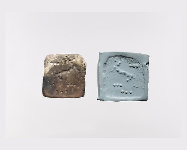 Drilled square plaque seal
