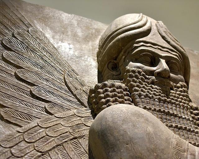 كائن مجنّح برأس إنسان