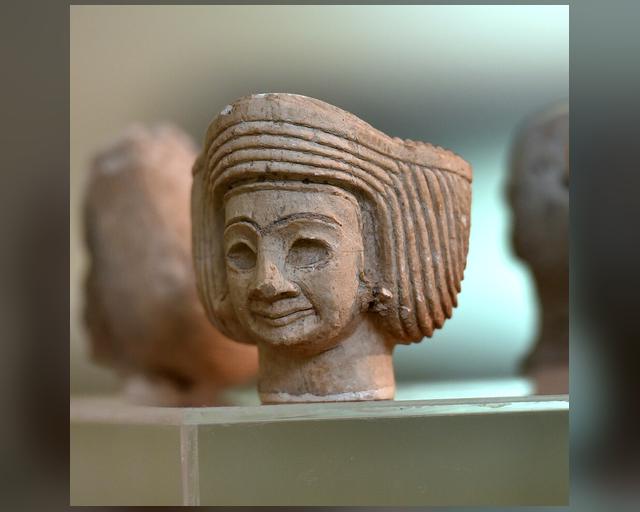 رأس متعبّدة سومرية