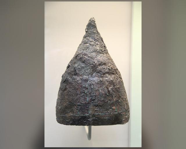 خوذة حديدية آشورية