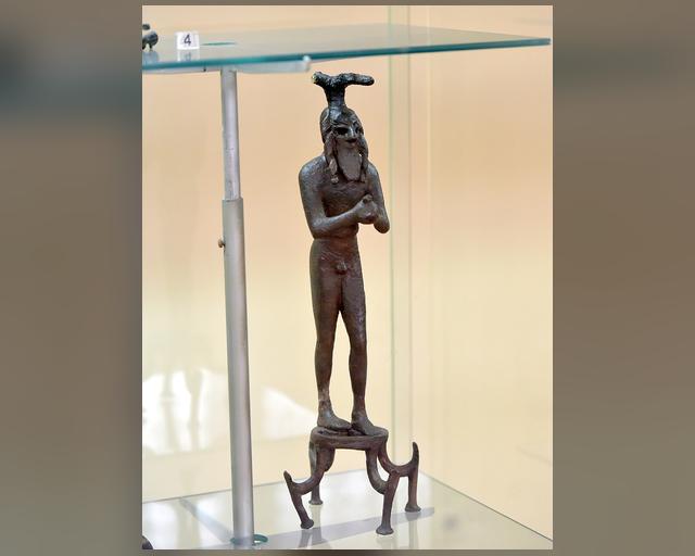پەیکەری مسیی پیاوێک لەسەر پایە