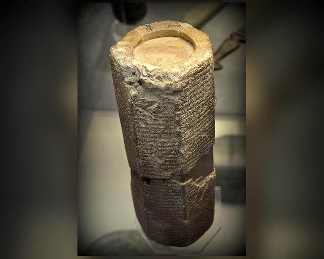 منشور أسرحدون الفخاري عن بابل