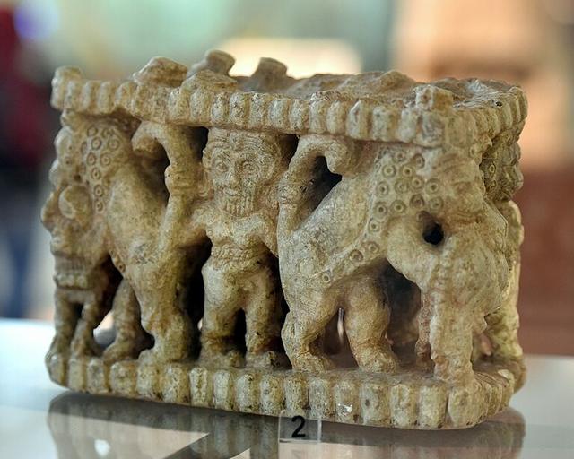Stone vase: a hero wrestling two bulls