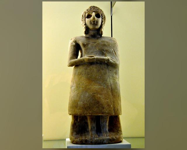 Alabaster Sumerian female worshipper